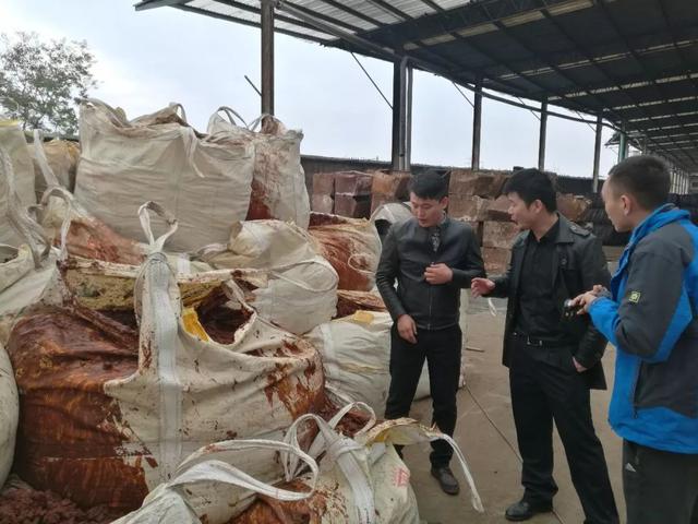 觸目驚心！誰把萬噸污染物倒入長江？